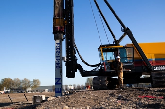 Eerste paal geslagen voor nieuw hoofdkantoor Cornelissen Groep in Beuningen