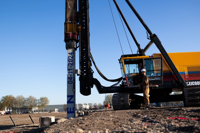 Eerste paal geslagen voor nieuw hoofdkantoor Cornelissen Groep in Beuningen